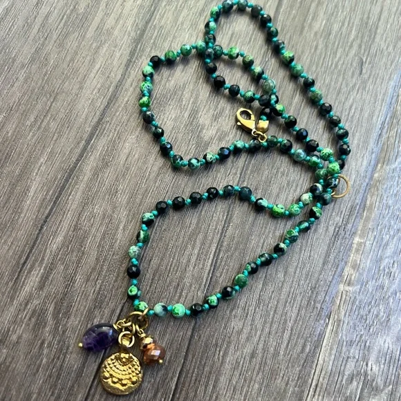 Handmade hand knotted vibrant green agate necklace with charm cluster - Picture 8 of 12